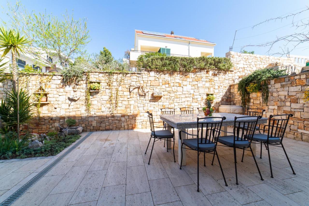 Villa Sun Garden - 4 Star Villa With Heated Swimming Pool, Quiet Bay, Bbq, 50M From The Sea Milna  Buitenkant foto