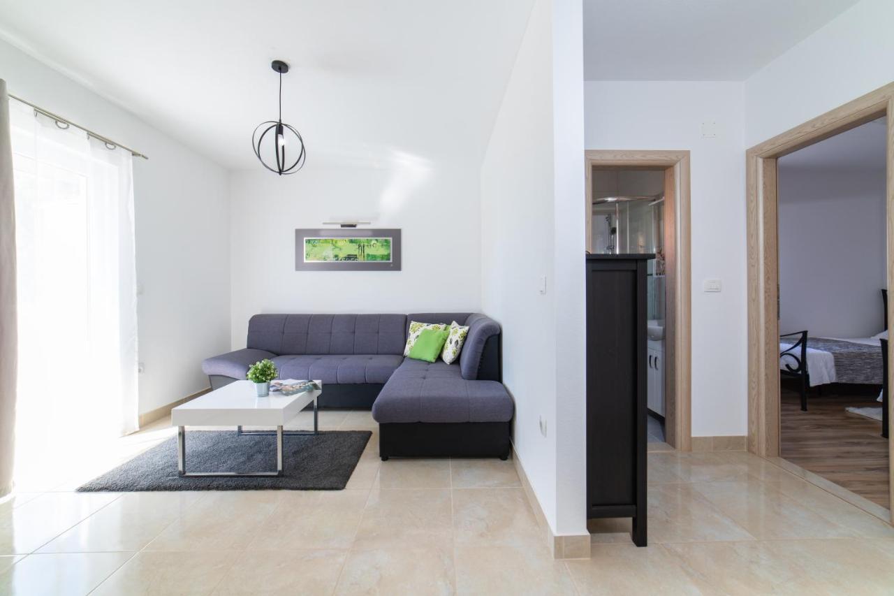Villa Sun Garden - 4 Star Villa With Heated Swimming Pool, Quiet Bay, Bbq, 50M From The Sea Milna  Buitenkant foto