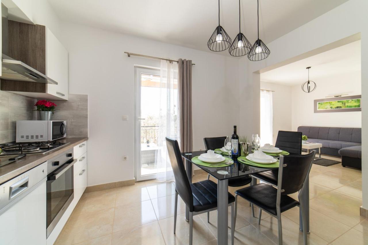Villa Sun Garden - 4 Star Villa With Heated Swimming Pool, Quiet Bay, Bbq, 50M From The Sea Milna  Buitenkant foto