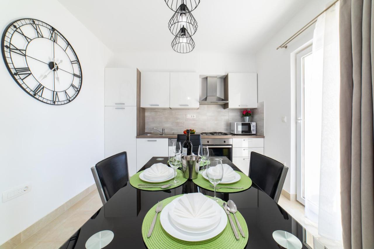 Villa Sun Garden - 4 Star Villa With Heated Swimming Pool, Quiet Bay, Bbq, 50M From The Sea Milna  Buitenkant foto