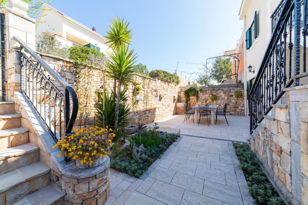 Villa Sun Garden - 4 Star Villa With Heated Swimming Pool, Quiet Bay, Bbq, 50M From The Sea Milna  Buitenkant foto