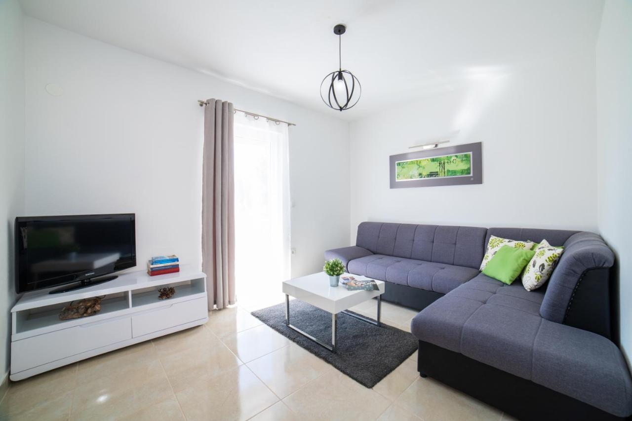 Villa Sun Garden - 4 Star Villa With Heated Swimming Pool, Quiet Bay, Bbq, 50M From The Sea Milna  Buitenkant foto