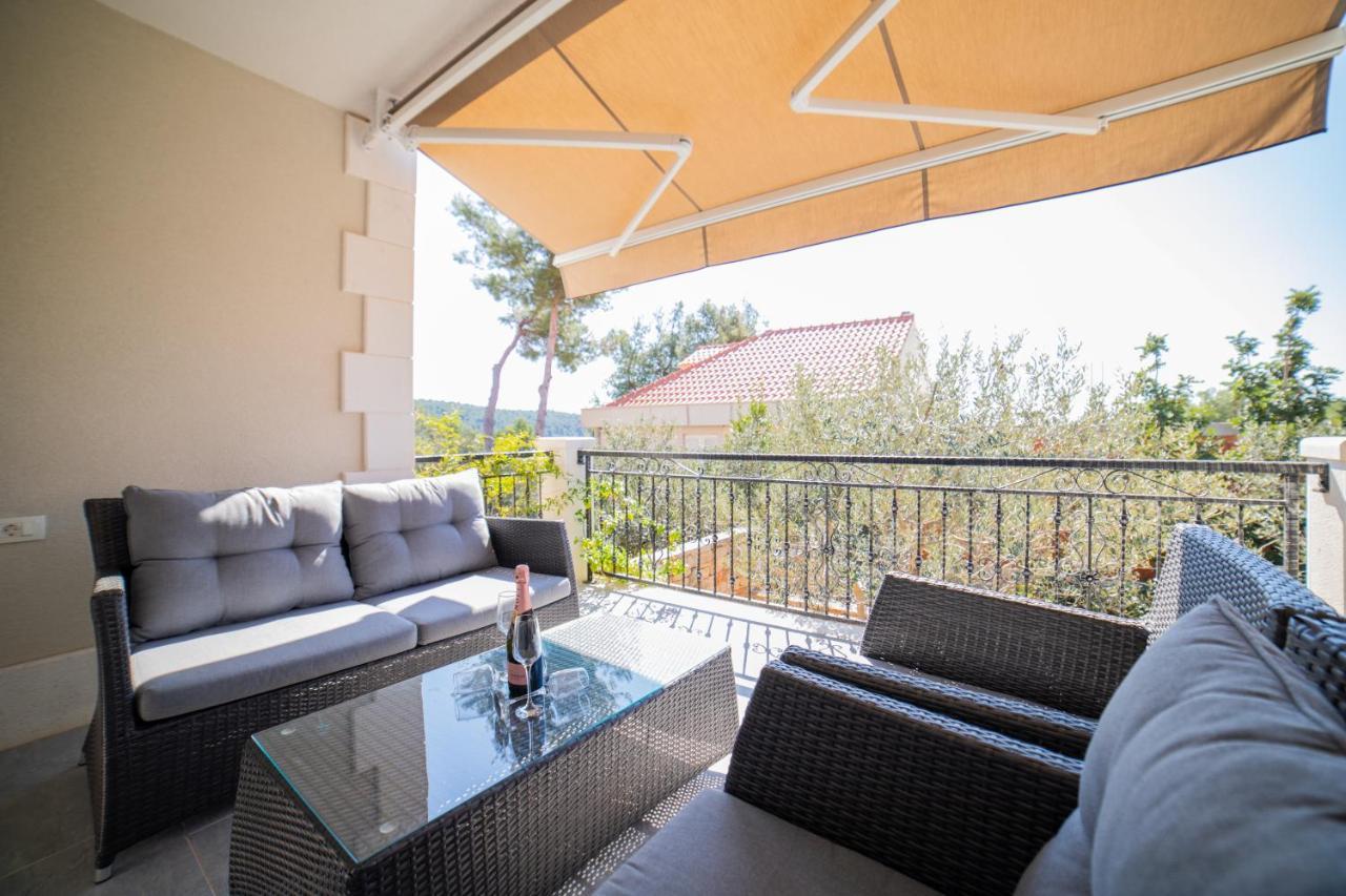 Villa Sun Garden - 4 Star Villa With Heated Swimming Pool, Quiet Bay, Bbq, 50M From The Sea Milna  Buitenkant foto