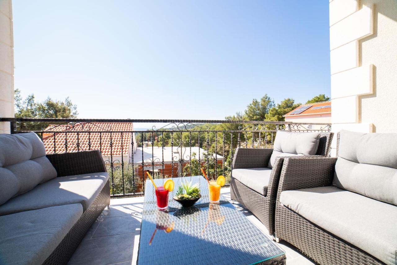 Villa Sun Garden - 4 Star Villa With Heated Swimming Pool, Quiet Bay, Bbq, 50M From The Sea Milna  Buitenkant foto