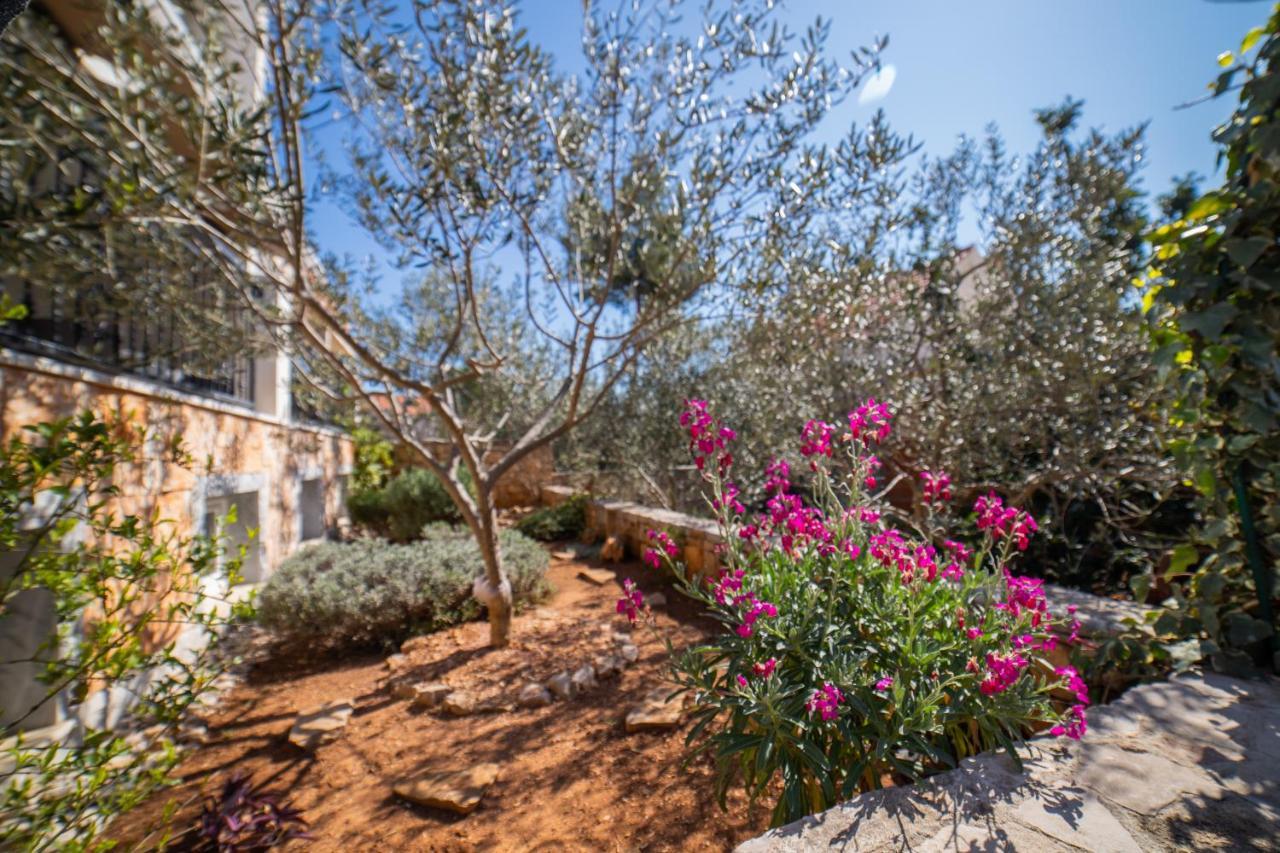 Villa Sun Garden - 4 Star Villa With Heated Swimming Pool, Quiet Bay, Bbq, 50M From The Sea Milna  Buitenkant foto