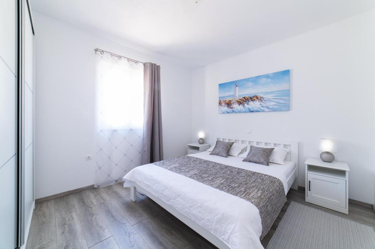 Villa Sun Garden - 4 Star Villa With Heated Swimming Pool, Quiet Bay, Bbq, 50M From The Sea Milna  Buitenkant foto