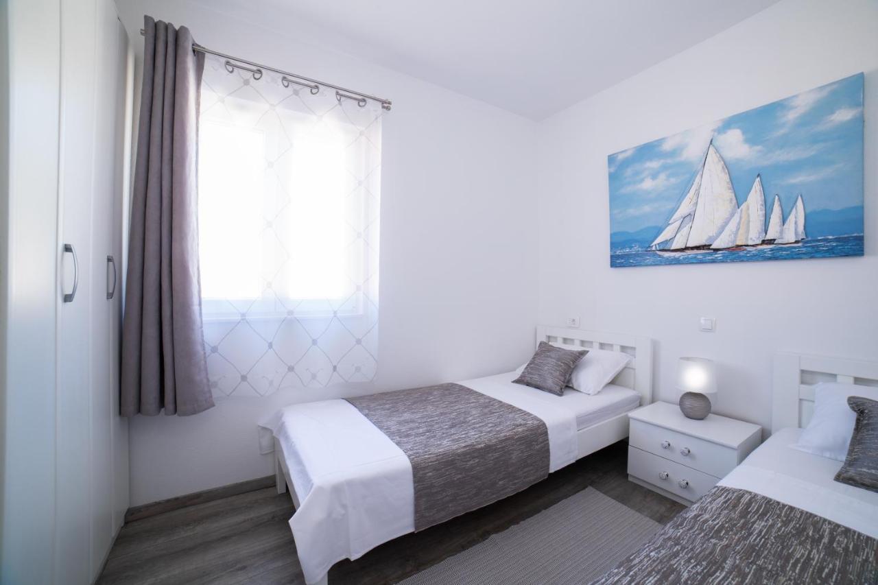 Villa Sun Garden - 4 Star Villa With Heated Swimming Pool, Quiet Bay, Bbq, 50M From The Sea Milna  Buitenkant foto