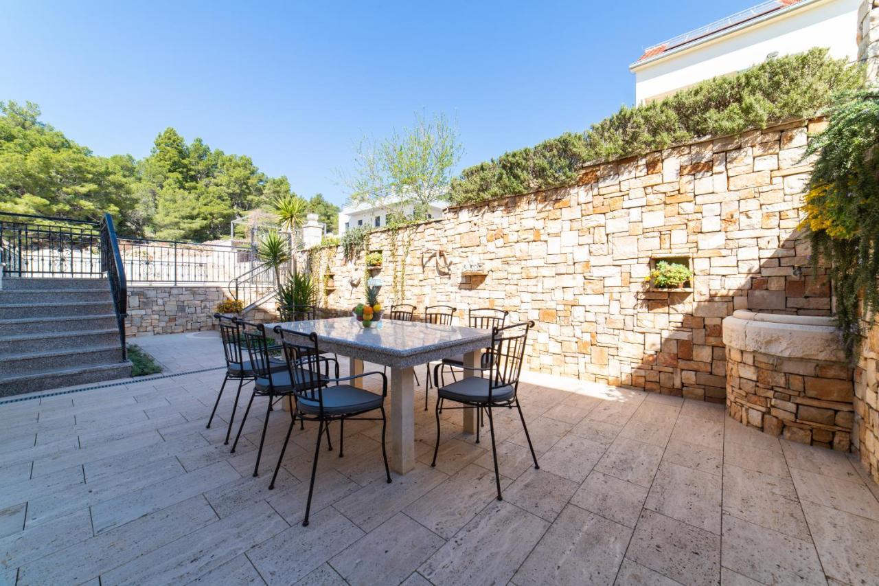 Villa Sun Garden - 4 Star Villa With Heated Swimming Pool, Quiet Bay, Bbq, 50M From The Sea Milna  Buitenkant foto