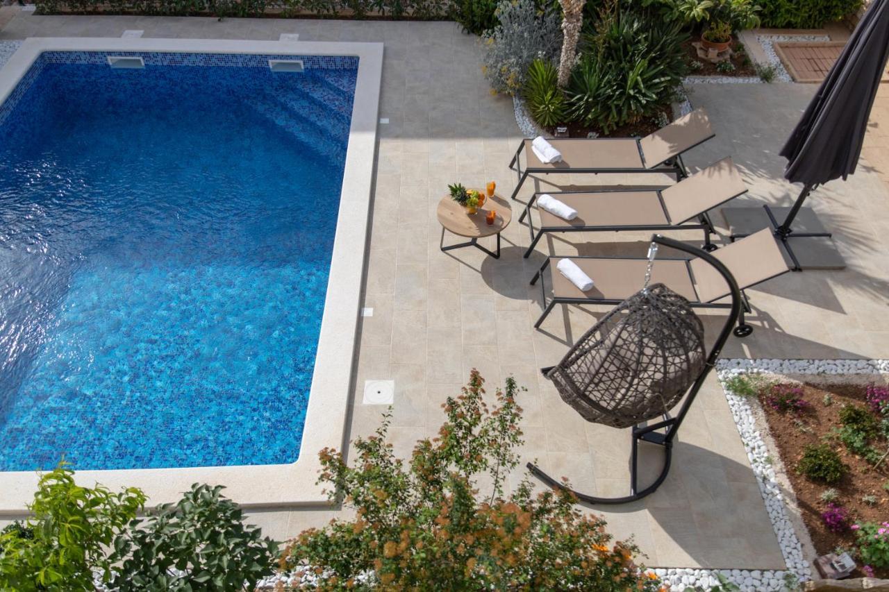 Villa Sun Garden - 4 Star Villa With Heated Swimming Pool, Quiet Bay, Bbq, 50M From The Sea Milna  Buitenkant foto