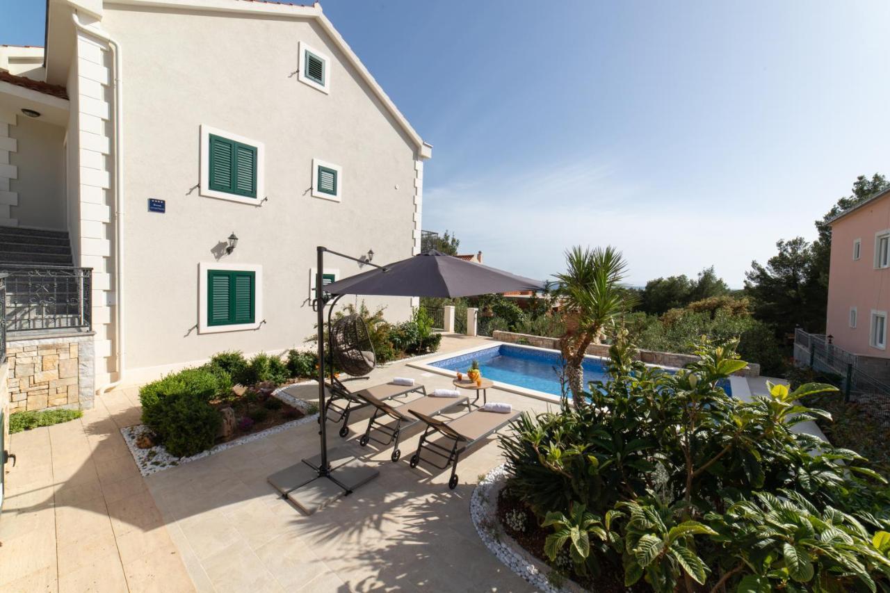 Villa Sun Garden - 4 Star Villa With Heated Swimming Pool, Quiet Bay, Bbq, 50M From The Sea Milna  Buitenkant foto