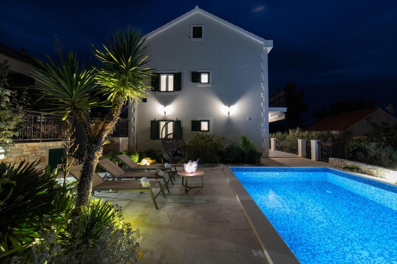 Villa Sun Garden - 4 Star Villa With Heated Swimming Pool, Quiet Bay, Bbq, 50M From The Sea Milna  Buitenkant foto