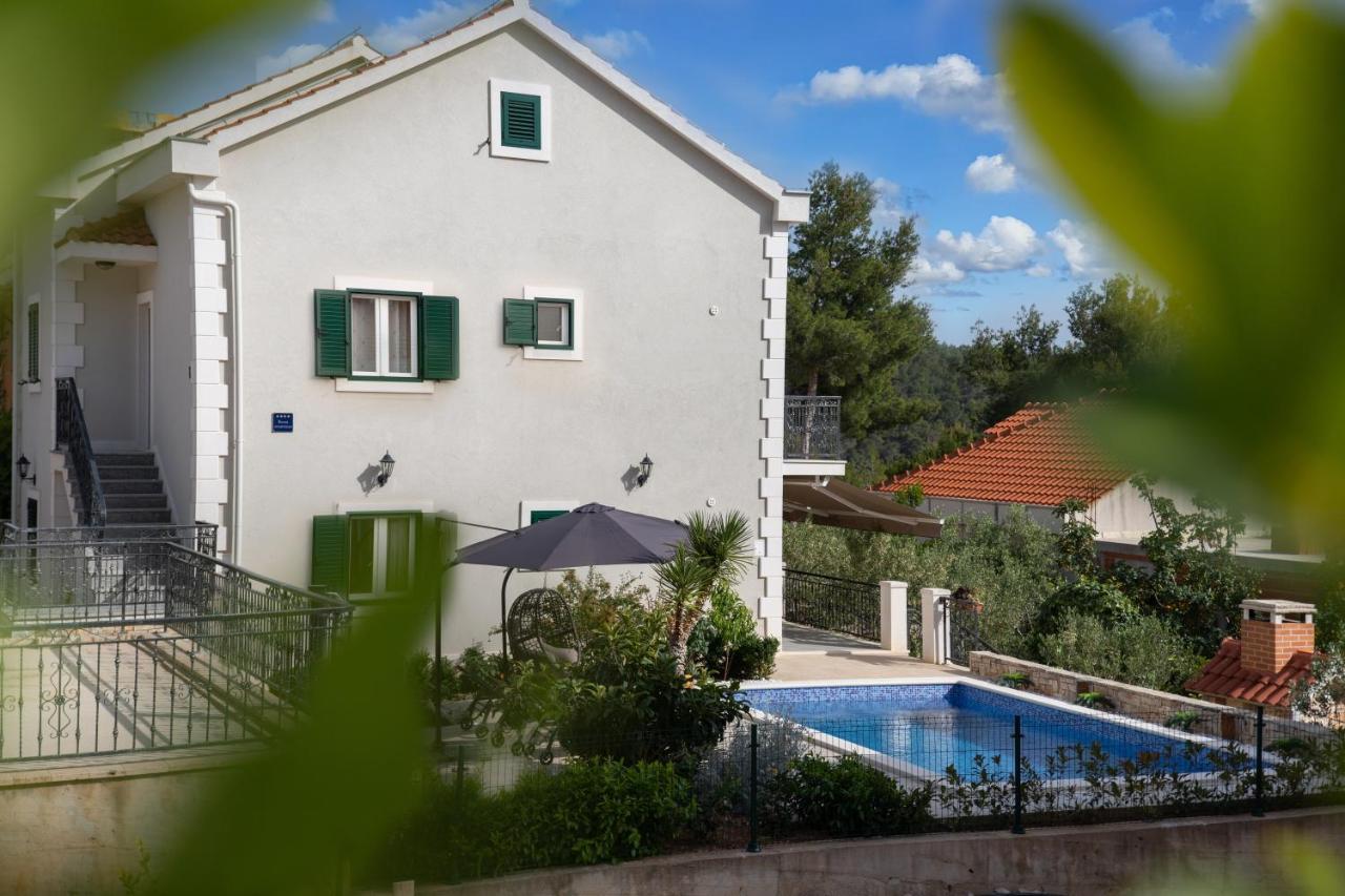 Villa Sun Garden - 4 Star Villa With Heated Swimming Pool, Quiet Bay, Bbq, 50M From The Sea Milna  Buitenkant foto