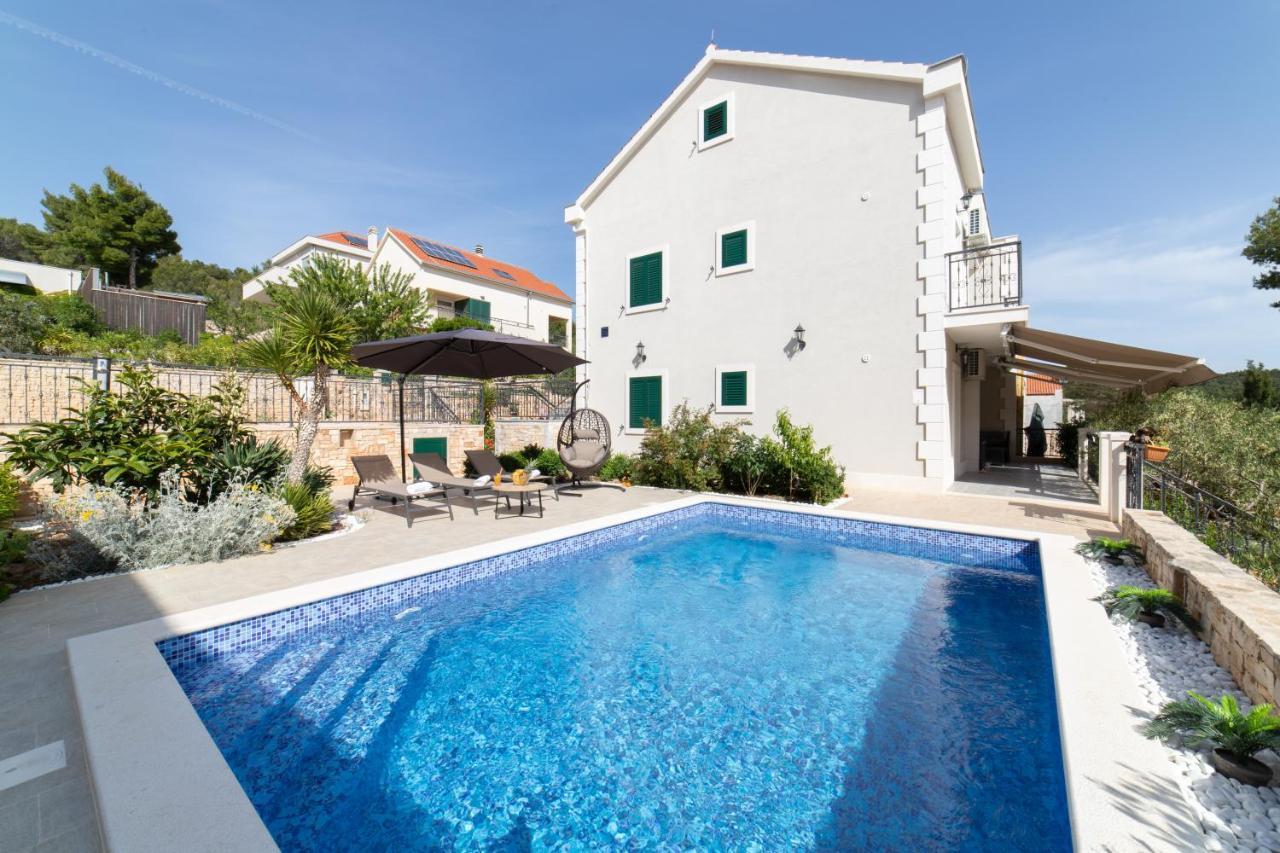 Villa Sun Garden - 4 Star Villa With Heated Swimming Pool, Quiet Bay, Bbq, 50M From The Sea Milna  Buitenkant foto