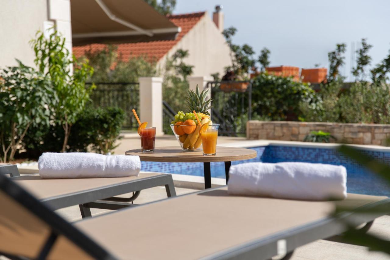 Villa Sun Garden - 4 Star Villa With Heated Swimming Pool, Quiet Bay, Bbq, 50M From The Sea Milna  Buitenkant foto